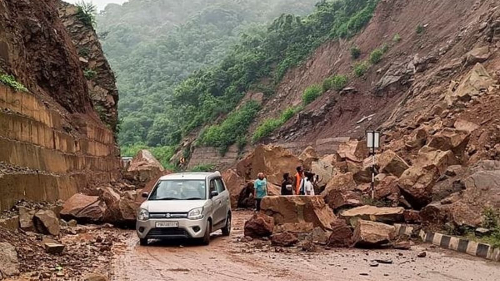 , Heavy rain cripples Himachal&rsquo;s Mandi; over 300 roads, including 2 highways, blocked, schools closed, Sahara Groundwater